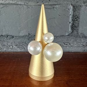 LARGE PEARL & GOLD COCKTAIL RING.